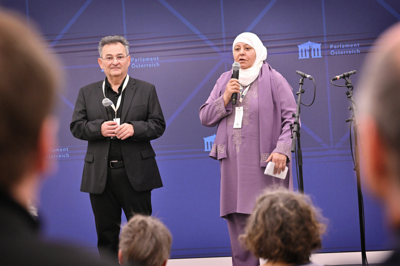 Von links: Vorsitzender des Volksgruppenbeirates der Volksgruppe der Roma Emmerich Gärtner-Horvath, Muttersprachenlehrerin Romanes Rabie Peric