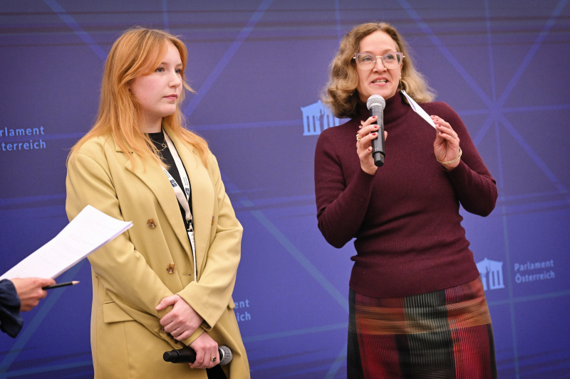 Von links: Kuratorin und Leiterin Akademie Graz Astrid Kury, Gestalterin der Ausstellung Linda Schneider.