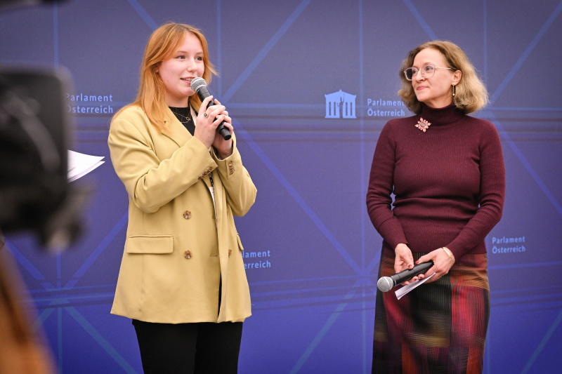 Von links: Kuratorin und Leiterin Akademie Graz Astrid Kury, Gestalterin der Ausstellung Linda Schneider.