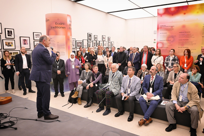 Eröffnung der Ausstellung. Nationalratspräsident Wolfgang Sobotka (ÖVP). Blick Richtung Veranstlatungsteilehmer:innen