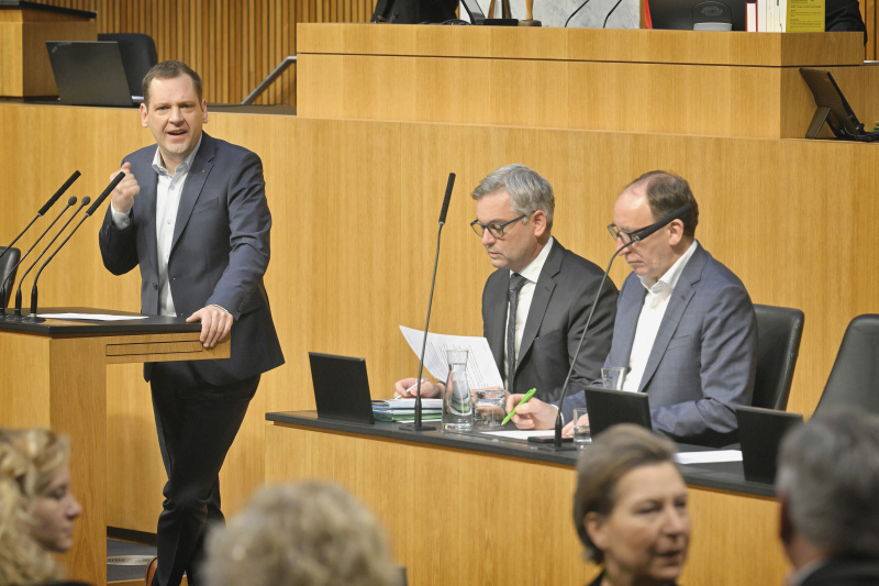 Am Rednerpult: Klubobmann Philip Kucher (SPÖ). Regierungsbank von links: Finanzminister Magnus Brunner (ÖVP), Sozialminister Johannes Rauch (GRÜNE)