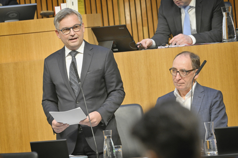 Regierungsbank von links: Finanzminister Magnus Brunner (ÖVP), Sozialminister Johannes Rauch (GRÜNE)