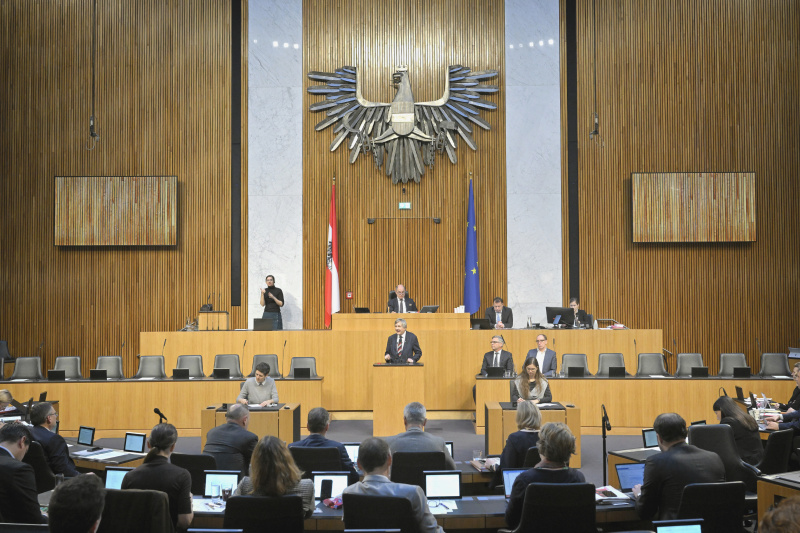 Am Rednerpult: Nationalratsabgeordneter Josef Smolle (ÖVP). . Blick Richtung Sitzungsteilnehmer:innen