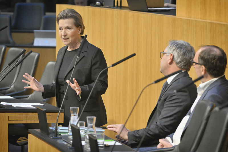 Am Rednerpult: Nationalratsabgeordnete Gabriele Heinisch-Hosek (SPÖ).Regierungsbank von links: Finanzminister Magnus Brunner (ÖVP), Sozialminister Johannes Rauch (GRÜNE)