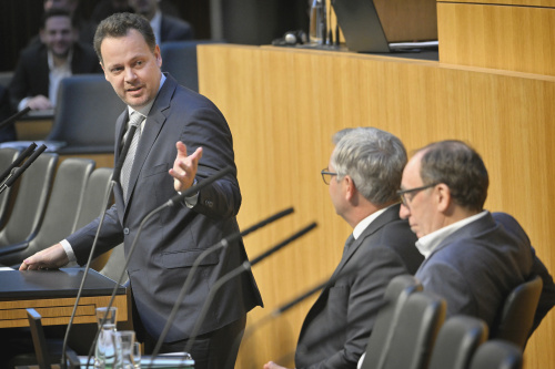 Am Rednerpult: Nationalratsabgeordneter Gerhard Kaniak (FPÖ). Regierungsbank von links: Finanzminister Magnus Brunner (ÖVP); Sozialminister Johannes Rauch (GRÜNE)