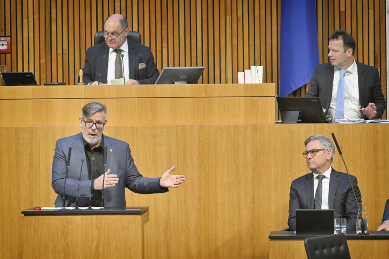 Am Rednerpult: Nationalratsabgeordneter Ralph Schallmeiner (GRÜNE). Regierungsbank: Finanzminister Magnus Brunner (ÖVP)