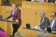 Am Rednerpult: Nationalratsabgeordnete Fiona Fiedler (NEOS). Regierungsbank von links: Finanzminister Magnus Brunner (ÖVP); Sozialminister Johannes Rauch (GRÜNE)