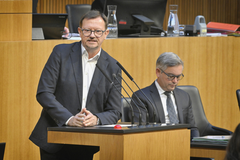 Am Rednerpult: Nationalratsabgeordneter Rudolf Silvan (SPÖ). Regierungsbank: Finanzminister Magnus Brunner (ÖVP)