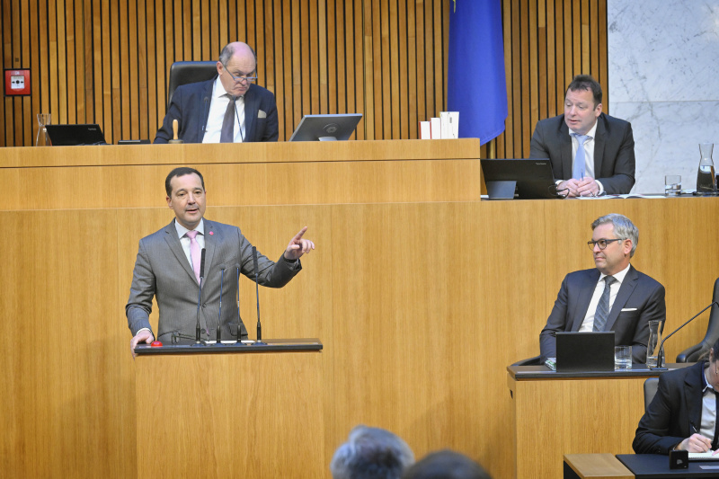 Am Rednerpult: Nationalratsabgeordneter Gerald Loacker (NEOS). Regierungsbank: Finanzminister Magnus Brunner (ÖVP)