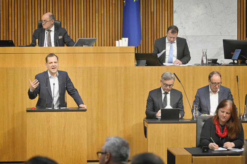 Am Rednerpult: Klubobmann Philip Kucher (SPÖ). Regierungsbank von links: Finanzminister Magnus Brunner (ÖVP), Sozialminister Johannes Rauch (GRÜNE)