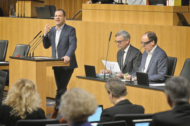 Am Rednerpult: Klubobmann Philip Kucher (SPÖ). Regierungsbank von links: Finanzminister Magnus Brunner (ÖVP), Sozialminister Johannes Rauch (GRÜNE)