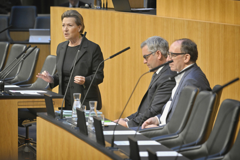 Am Rednerpult: Nationalratsabgeordnete Gabriele Heinisch-Hosek (SPÖ). Regierungsbank von links: Finanzminister Magnus Brunner (ÖVP), Sozialminister Johannes Rauch (GRÜNE)