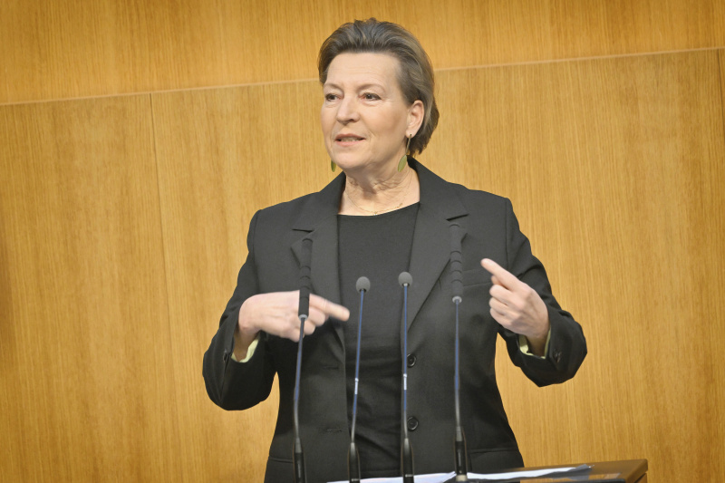 Am Rednerpult: Nationalratsabgeordnete Gabriele Heinisch-Hosek (SPÖ)