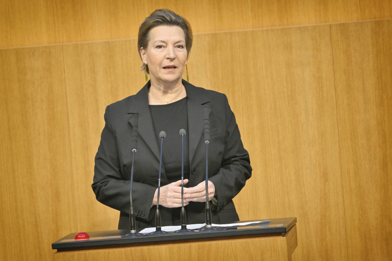 Am Rednerpult: Nationalratsabgeordnete Gabriele Heinisch-Hosek (SPÖ)