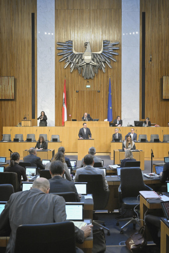 Am Rednerpult: Nationalratsabgeordneter Gerhard Kaniak (FPÖ). Regierungsbank von links: Finanzminister Magnus Brunner (ÖVP); Sozialminister Johannes Rauch (GRÜNE)