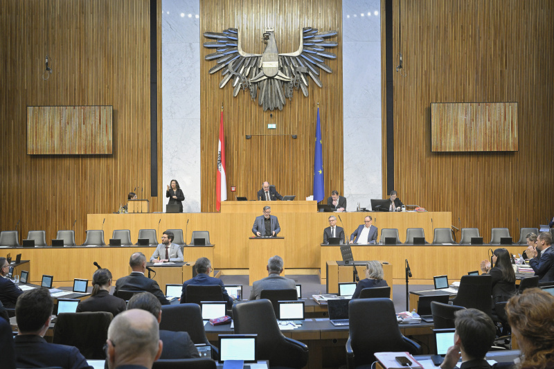 Am Rednerpult: Nationalratsabgeordneter Ralph Schallmeiner (GRÜNE). Regierungsbank: Finanzminister Magnus Brunner (ÖVP)