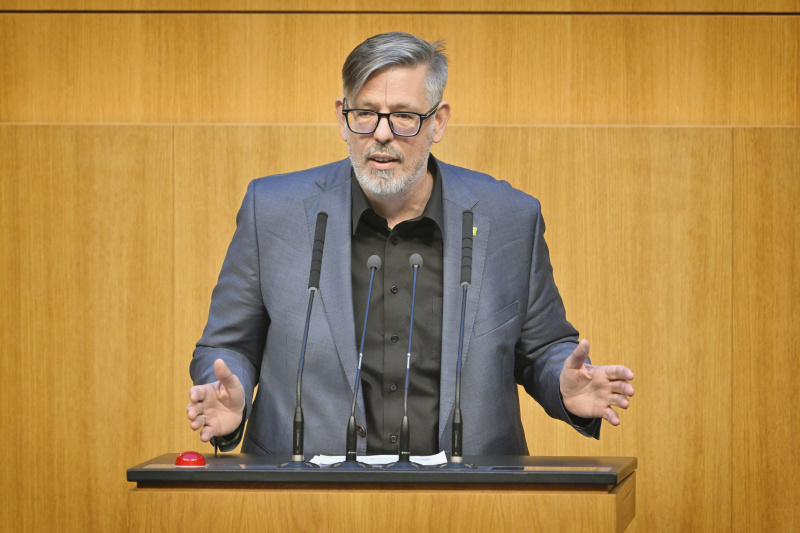 Am Rednerpult: Nationalratsabgeordneter Ralph Schallmeiner (GRÜNE)