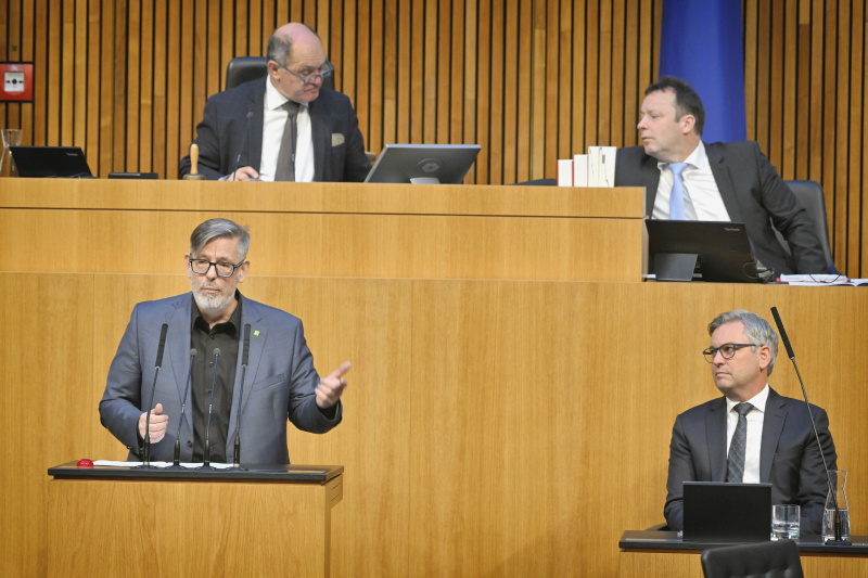 Am Rednerpult: Nationalratsabgeordneter Ralph Schallmeiner (GRÜNE). Regierungsbank: Finanzminister Magnus Brunner (ÖVP)