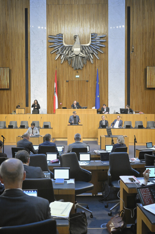 Am Rednerpult: Nationalratsabgeordneter Ralph Schallmeiner (GRÜNE). Regierungsbank: Finanzminister Magnus Brunner (ÖVP)