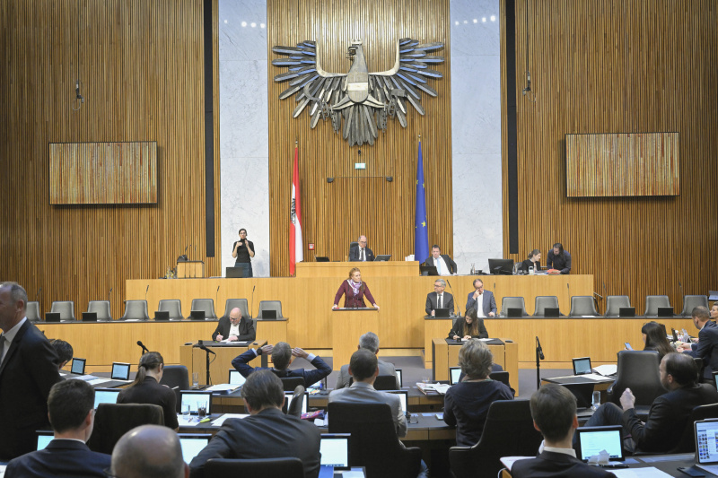 Am Rednerpult: Nationalratsabgeordnete Fiona Fiedler (NEOS). Regierungsbank von links: Finanzminister Magnus Brunner (ÖVP); Sozialminister Johannes Rauch (GRÜNE)