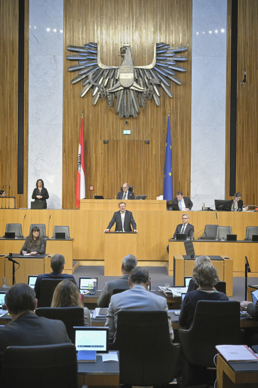 Am Rednerpult: Nationalratsabgeordneter Rudolf Silvan (SPÖ). Regierungsbank: Finanzminister Magnus Brunner (ÖVP)