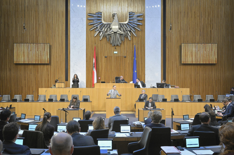 Am Rednerpult: Nationalratsabgeordneter Peter Wurm (FPÖ). Regierungsbank: Finanzminister Magnus Brunner (ÖVP)