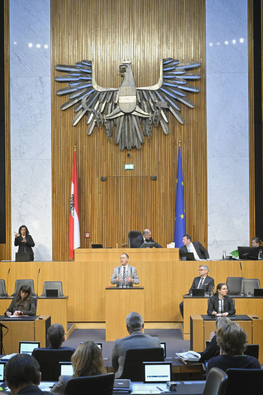 Am Rednerpult: Nationalratsabgeordneter Peter Wurm (FPÖ). Regierungsbank: Finanzminister Magnus Brunner (ÖVP)