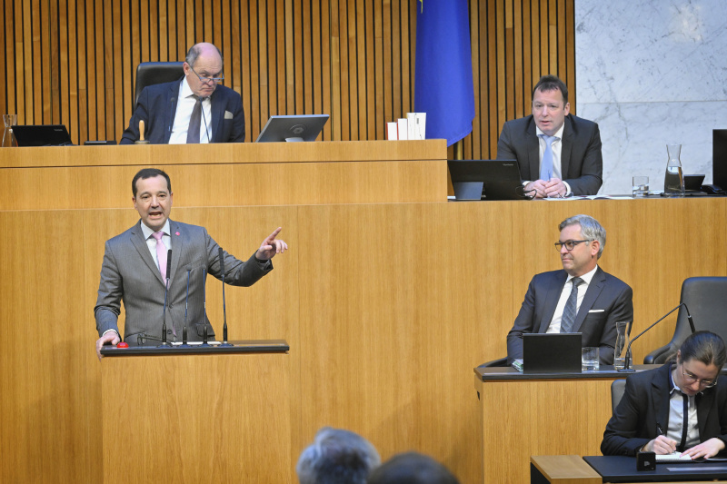 Am Rednerpult: Nationalratsabgeordneter Gerald Loacker (NEOS). Regierungsbank: Finanzminister Magnus Brunner (ÖVP)