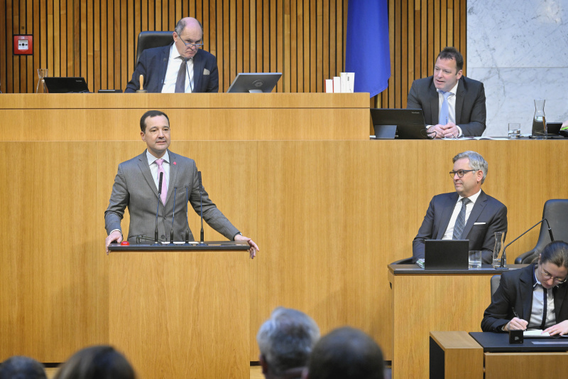 Am Rednerpult: Nationalratsabgeordneter Gerald Loacker (NEOS). Regierungsbank: Finanzminister Magnus Brunner (ÖVP)