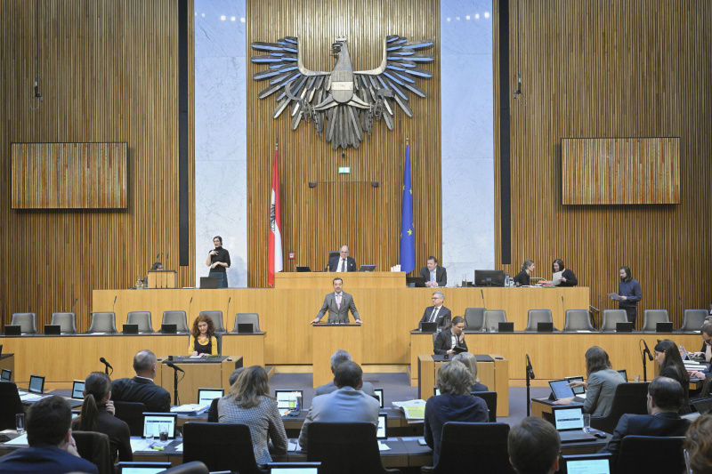 Am Rednerpult: Nationalratsabgeordneter Gerald Loacker (NEOS). Regierungsbank: Finanzminister Magnus Brunner (ÖVP)