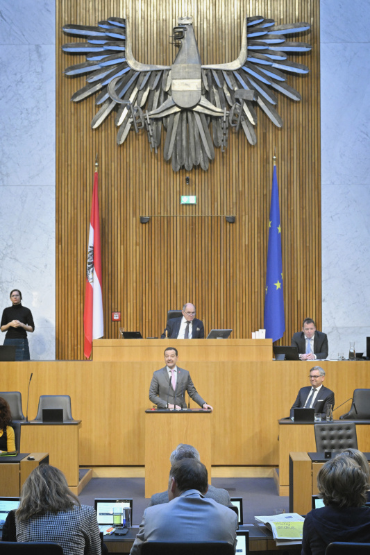 Am Rednerpult: Nationalratsabgeordneter Gerald Loacker (NEOS). Regierungsbank: Finanzminister Magnus Brunner (ÖVP)