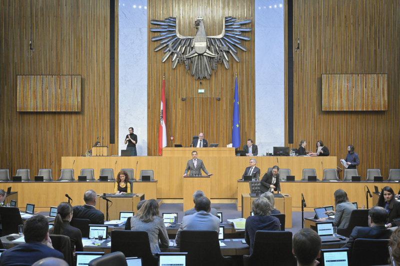 Am Rednerpult: Nationalratsabgeordneter Gerald Loacker (NEOS). Regierungsbank: Finanzminister Magnus Brunner (ÖVP)