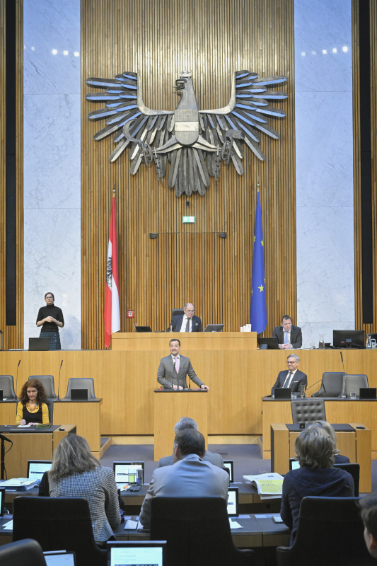 Am Rednerpult: Nationalratsabgeordneter Gerald Loacker (NEOS). Regierungsbank: Finanzminister Magnus Brunner (ÖVP)