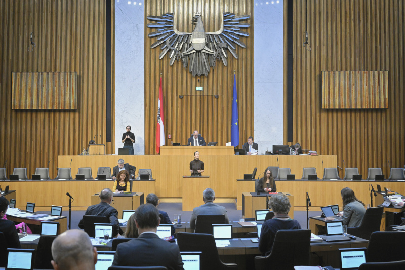 Am Rednerpult: Nationalratsabgeordnete Susanne Fürst (FPÖ). Regierungsbank: Finanzminister Magnus Brunner (ÖVP)