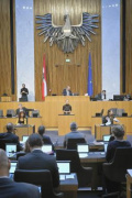 Am Rednerpult: Nationalratsabgeordnete Susanne Fürst (FPÖ). Regierungsbank: Finanzminister Magnus Brunner (ÖVP)