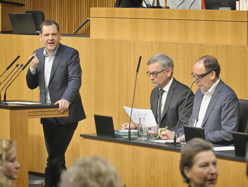 Am Rednerpult: Klubobmann Philip Kucher (SPÖ). Regierungsbank von links: Finanzminister Magnus Brunner (ÖVP), Sozialminister Johannes Rauch (GRÜNE)