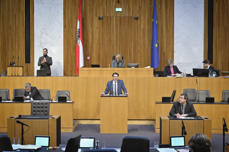 Am Rednerpult: Nationalratsabgeordneter Christoph Zarits (ÖVP).Blick Richtung Sitzungsteilnehmer:innen