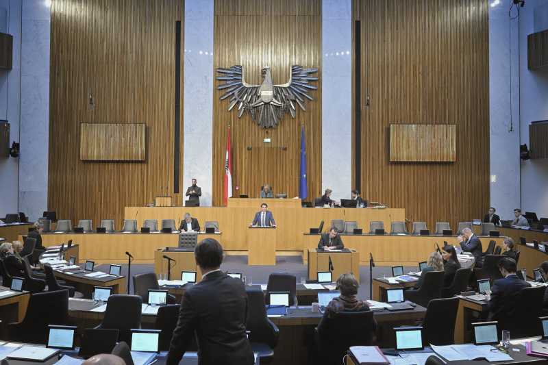 Am Rednerpult: Nationalratsabgeordneter Christoph Zarits (ÖVP).Blick Richtung Sitzungsteilnehmer:innen