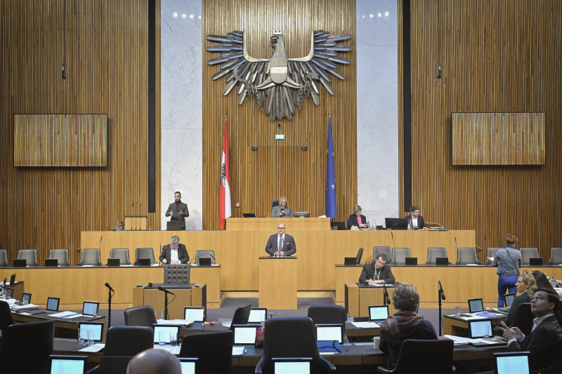 Am Rednerpult: Nationalratsabgeordneter Alois Schroll (SPÖ). Blick Richtung Sitzungsteilnehmer:innen