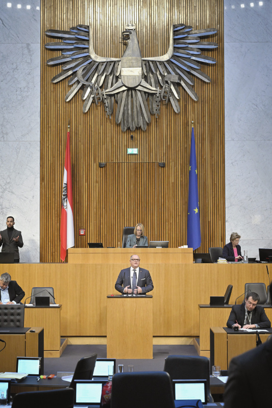 Am Rednerpult: Nationalratsabgeordneter Alois Schroll (SPÖ).Blick Richtung Sitzungsteilnehmer:innen