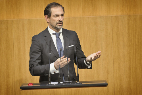 Am Rednerpult: Nationalratsabgeordneter Christian Ragger (FPÖ)