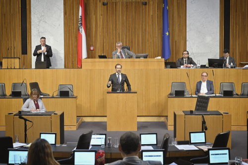 Am Rednerpult: Nationalratsabgeordneter Christian Ragger (FPÖ). Blick Richtung Sitzungsteilnehmer:innen