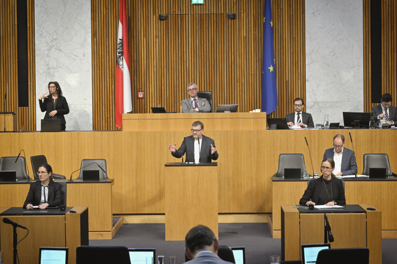 Am Rednerpult: Nationalratsabgeordneter Markus Koza (GRÜNE). Blick Richtung Sitzungsteilnehmer:innen