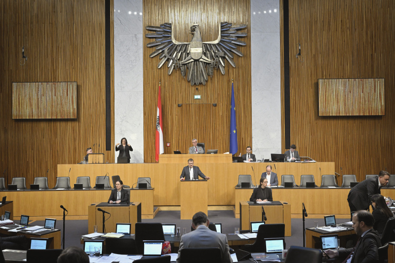 Am Rednerpult: Nationalratsabgeordneter Markus Koza (GRÜNE). Blick Richtung Sitzungsteilnehmer:innen