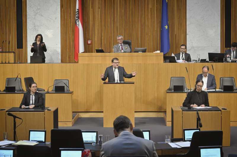 Am Rednerpult: Nationalratsabgeordneter Markus Koza (GRÜNE). Blick Richtung Sitzungsteilnehmer:innen