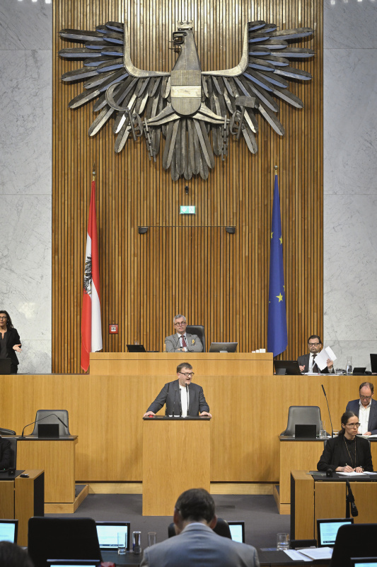 Am Rednerpult: Nationalratsabgeordneter Markus Koza (GRÜNE). Blick Richtung Sitzungsteilnehmer:innen