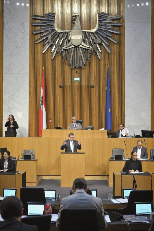 Am Rednerpult: Nationalratsabgeordneter Markus Koza (GRÜNE). Blick Richtung Sitzungsteilnehmer:innen