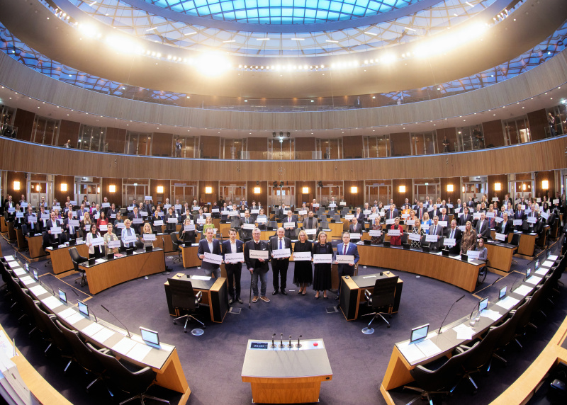 Gruppenfoto.  #WeRemember-Solidaritätsaktion aller Nationalratsabgeordneten während der 245. Nationalratssitzung