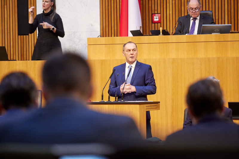 Am Rednerpult Nationalratsabgeordneter Peter Wurm (FPÖ)