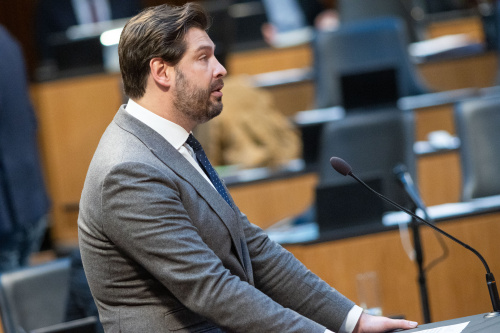 Fragesteller Nationalratsabgeordneter Philipp Schrangl (FPÖ)